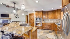 House, Multiple Beds (Topflite 16) | Private kitchen - Topflite 16 (Bend)