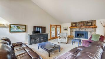 House, Multiple Beds (Topflite 06) | Living area