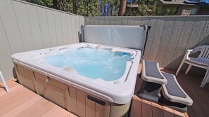House, Multiple Beds (Topflite 06) | Outdoor spa tub - Topflite 06 (Bend)