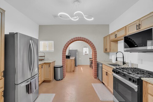Downtown Historic 4BR / 2BA with parking, Downtown Historic 4BR / 2BA with parking