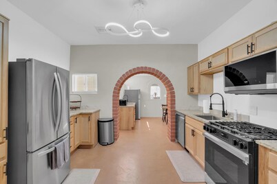 Downtown Historic 4BR / 2BA with parking, Downtown Historic 4BR / 2BA with parking