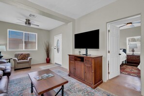 4 bedrooms, iron/ironing board, WiFi, bed sheets - Downtown Historic 4BR / 2BA with parking, Downtown Historic 4BR / 2BA with parking (Tucson)