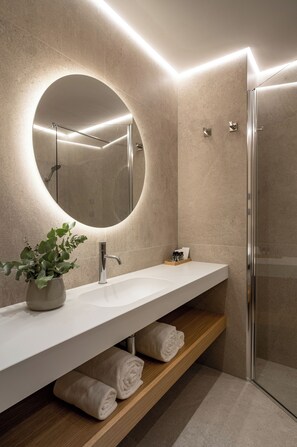 Deluxe-Doppel- oder -Zweibettzimmer, Stadtblick | Badezimmer | Dusche, Haartrockner, Hausschuhe, Handtücher