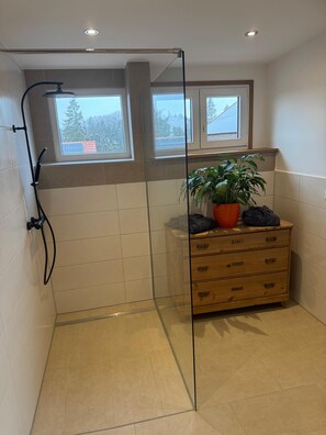 Haartrockner, Handtücher, Seife, Toilettenpapier