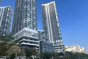 De hauts immeubles à l’architecture moderne, caractérisés par des façades vitrées et un grand panneau indiquant le nom « Central ».