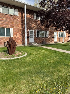 Exterior - Unique cozy 2-bedroom ,1.5 bath, king bed, suite in Vernal. Close to work & play (Vernal)