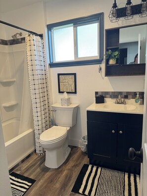 Hair dryer, towels, soap, toilet paper - Unique cozy 2-bedroom ,1.5 bath, king bed, suite in Vernal. Close to work & play (Vernal)
