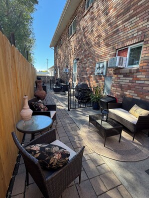 Outdoor dining - Unique cozy 2-bedroom ,1.5 bath, king bed, suite in Vernal. Close to work & play (Vernal)