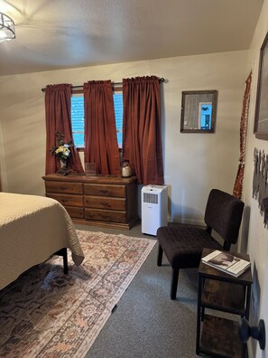2 bedrooms, iron/ironing board, WiFi, bed sheets - Unique cozy 2-bedroom ,1.5 bath, king bed, suite in Vernal. Close to work & play (Vernal)