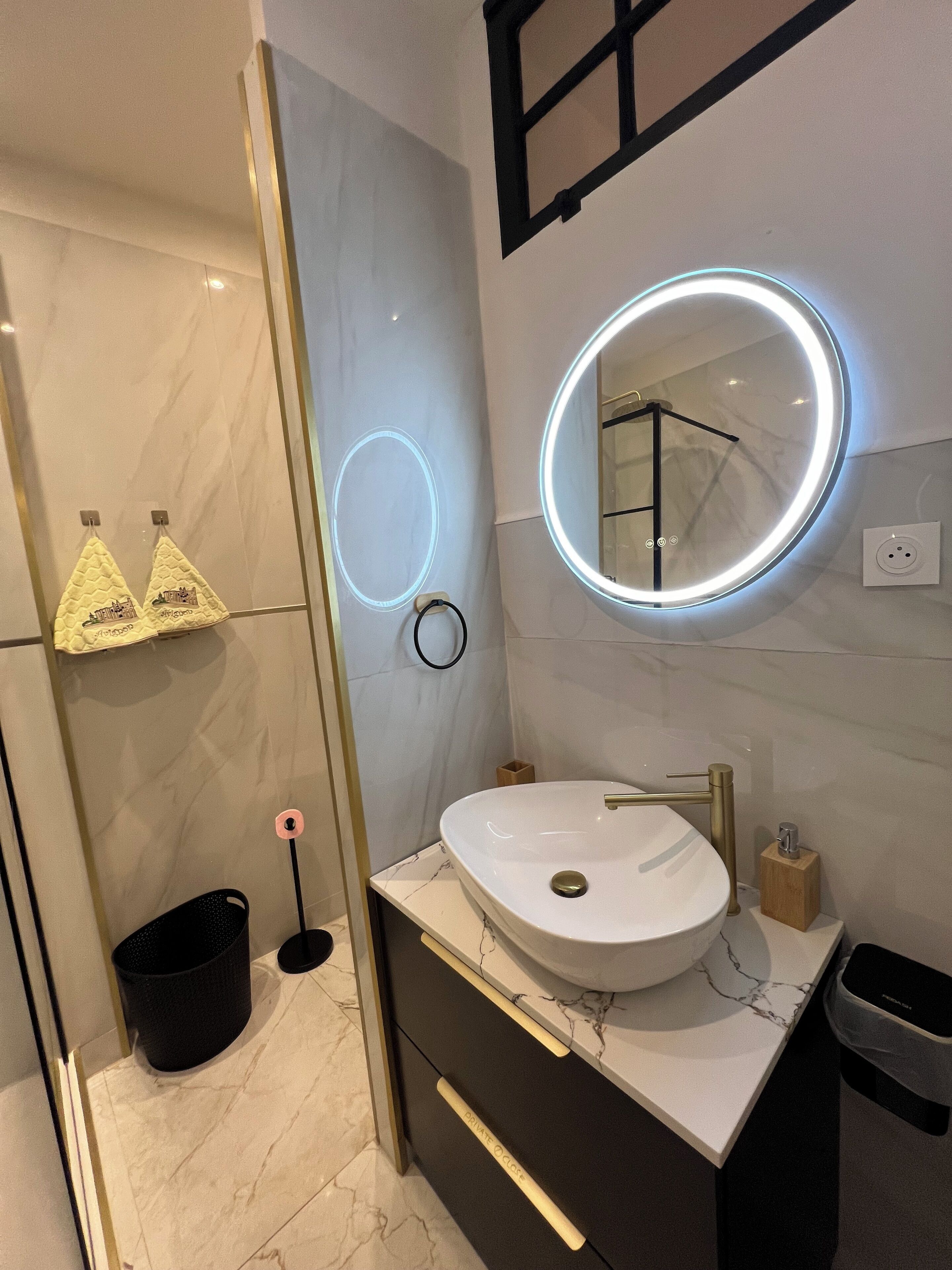 Doccia, asciugacapelli, asciugamani, sapone