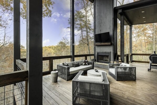 78deercrestroad2021-110_AuroraHDR-edit-Edit - Wanderlust - Mountain views & hot tub (Blue Ridge Mountains)