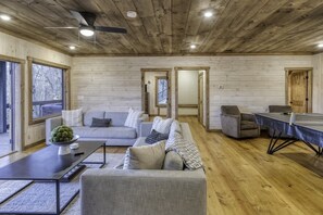 Fernseher, Kamin, Arbeitsbereiche