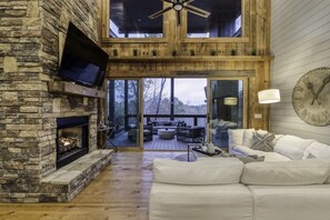 تلفزيون، مدفأة، مكتب