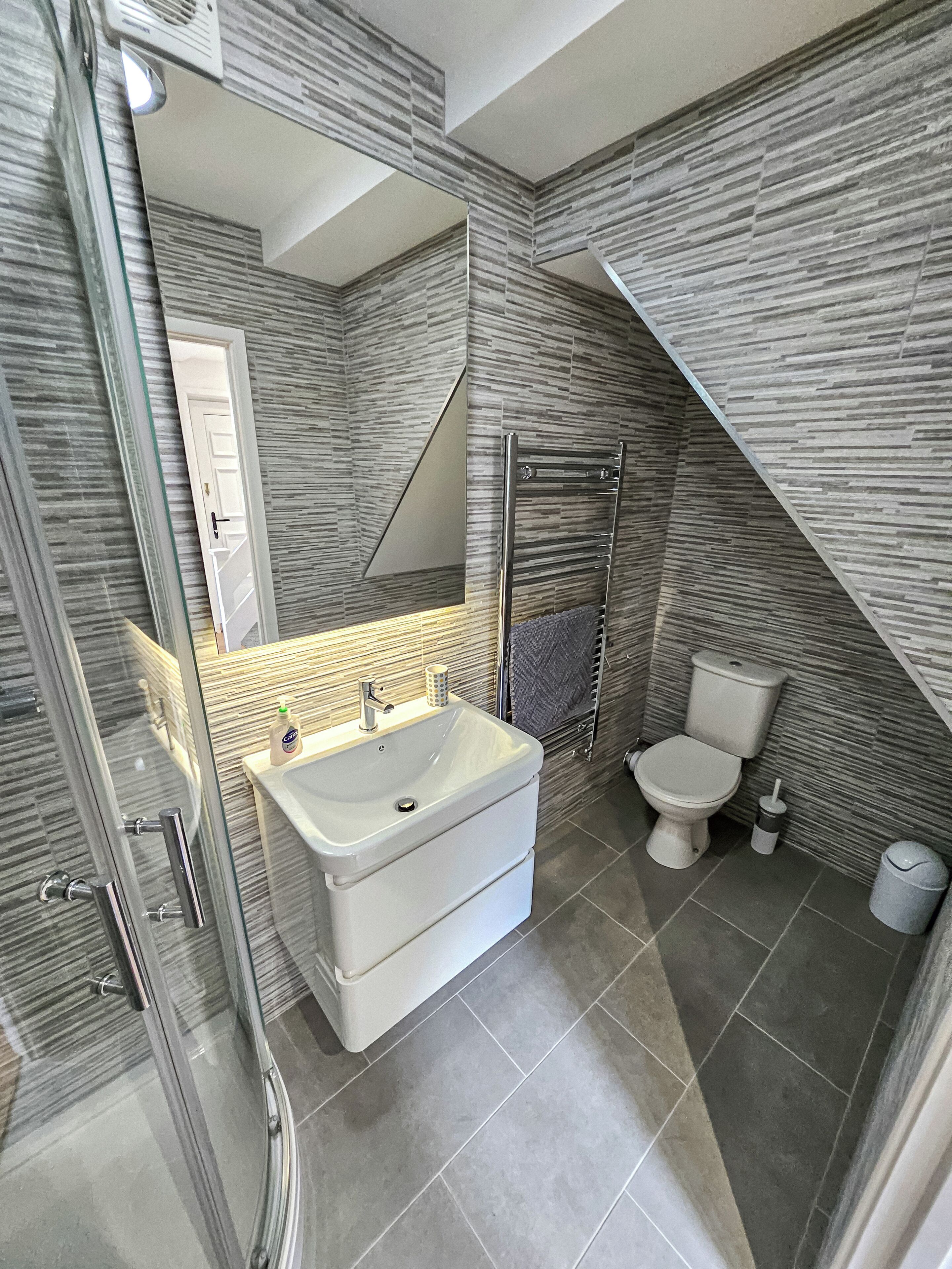 Douche, serviettes fournies, savon, papier de toilette