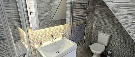 Douche, serviettes fournies, savon, papier de toilette