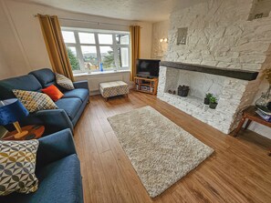 Smart TV, fireplace