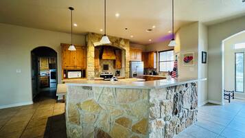 冰箱、微波炉、烤箱、炉灶