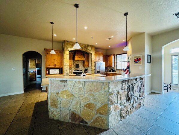 Fridge, microwave, oven, stovetop - Get away from the city and experience country living (La Vernia)