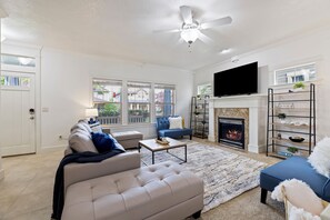 Smart TV, fireplace - The Heart Of Downtown Eagle Idaho (Eagle)
