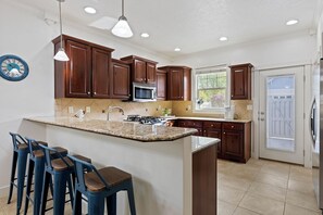 Fridge, microwave, oven, stovetop - The Heart Of Downtown Eagle Idaho (Eagle)