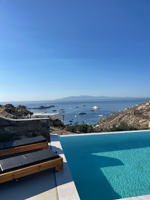 Piscine extérieure en saison, accès possible de 9 h à 20 h, parasols