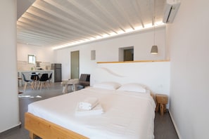 Chambre triple supérieure, vue sur la mer | Rideaux d’obscurcissement, système d’insonorisation