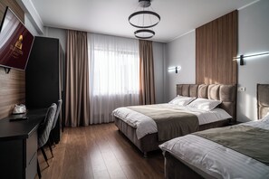 Escritorio, espacio para trabajar con laptop y wifi gratis