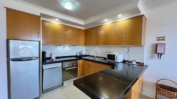 Microondas, horno, lavavajillas, cafetera/tetera