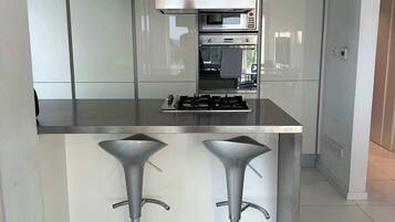 Een koelkast, een magnetron, een oven, een kookplaat