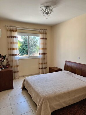 3 habitaciones, tabla de planchar con plancha, wifi y ropa de cama 