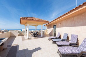 Outdoor dining - Penthouse 365 Sunsets (Paphos)