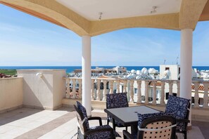 Outdoor dining - Penthouse 365 Sunsets (Paphos)