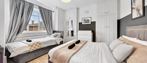 3 bedrooms, desk, WiFi, bed sheets