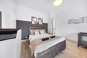 3 室のベッドルーム、デスク、WiFi、ベッドシーツ