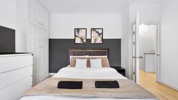 3 bedrooms, desk, WiFi, bed sheets