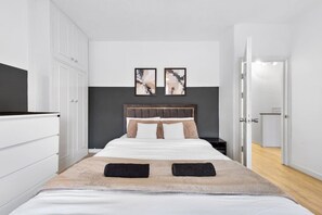 3 bedrooms, desk, WiFi, bed sheets - Luxe Stays - Sleeps 7 - Jacuzzi (Greater London)