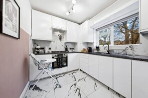 冷蔵庫、電子レンジ、コンロ、コーヒー / ティーメーカー