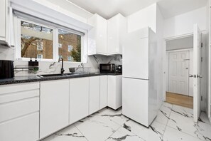 Køleskab, mikrobølgeovn, kogeplade, kaffe-/temaskine