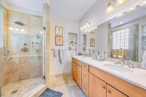 Douche, séchoir à cheveux, serviettes fournies