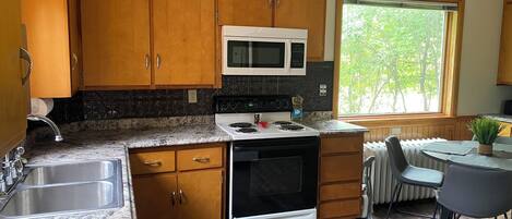 Four Ă micro-ondes, un four, surface de cuisson, lave-vaisselle