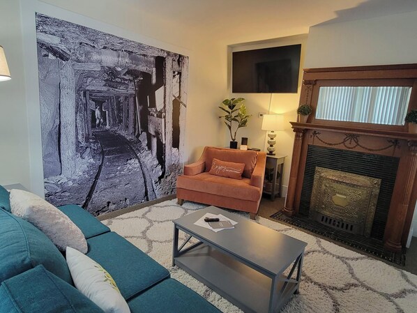 TV, fireplace