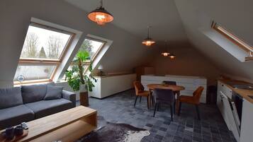 Un loft moderno con comedor, cocina y sala de estar.