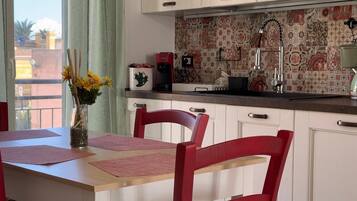 Réfrigérateur, micro-ondes, plaque de cuisson, lave-vaisselle