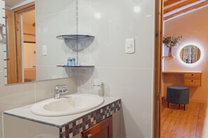 Regadera, secadora de cabello, bidet, toallas 