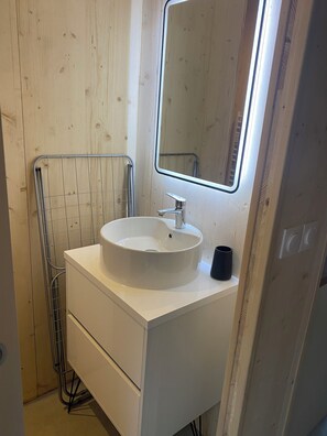 Haartrockner, Handtücher, Seife, Toilettenpapier