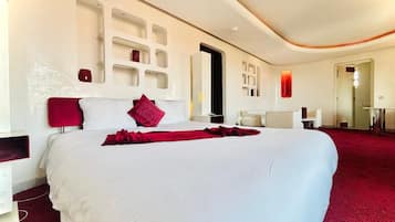 Suite Deluks, balkon, pemandangan kota | Brankas, meja kerja, ruang kerja ramah laptop, dan Wi-Fi gratis