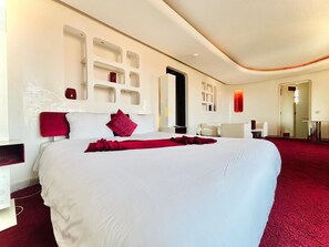 Deluxe-Suite, Balkon, Stadtblick | Zimmersafe, Schreibtisch, laptopgeeigneter Arbeitsplatz