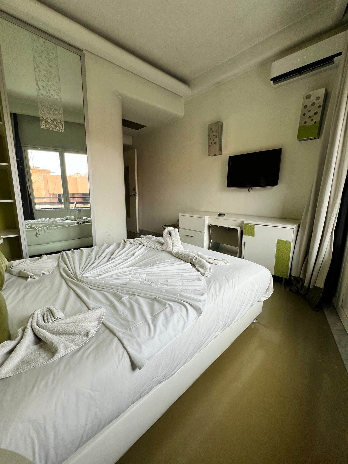 Dobbeltrom – comfort, balkong, byutsikt | Safe på rommet, skrivebord og skrivebord for bærbar PC