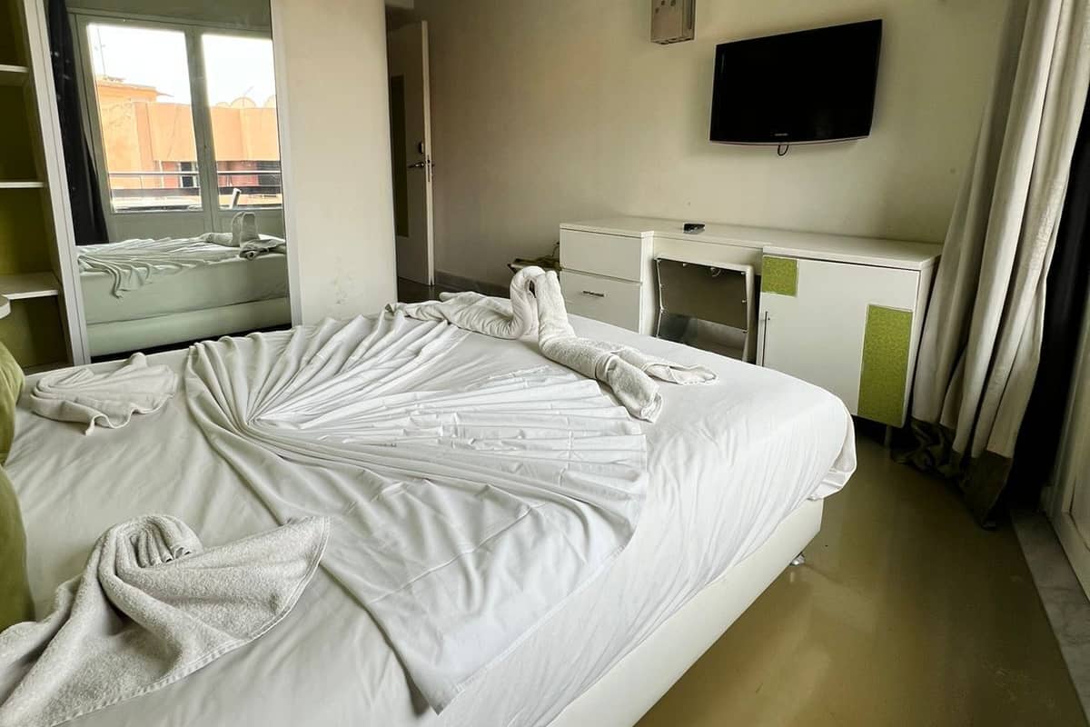 Comfort Tek Büyük Yataklı Oda, Balkon, Şehir Manzaralı | Odada kasa, masa, dizüstü bilgisayar çalışma alanı