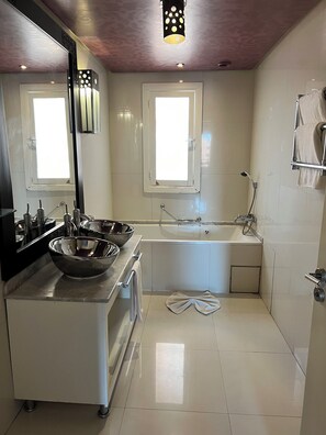 Chambre Triple Confort, balcon, vue ville | Coffres-forts dans les chambres, bureau